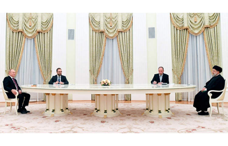 ইরানের প্রেসিডেন্ট ইব্রাহিম রাইসি রাশিয়ার প্রেসিডেন্ট ভ্লাদিমির পুতিনের সঙ্গে বৈঠক করেছেন। এ সময় তারা দ্বিপাক্ষিক সম্পর্ক বাড়ানোর জন্য সমর্থন প্রকাশ করেন। তাছাড়া আঞ্চলিক ও আন্তর্জাতিক বিষয় নিয়েও আলোচনা করেছেন দুই নেতা। ছবি: সংগৃহীত