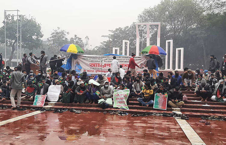 বকেয়া বেতন-ভাতা পরিশোধ ও চাকরি রাজস্ব খাতে স্থানান্তরের দাবিতে আমরণ অনশনে থাকা কারিগরি শিক্ষকদের মধ্যে অসুস্থ হয়ে পড়েছেন ১৪ জন। আজ দুপুরে অনশনের তৃতীয় দিনে তারা অসুস্থ হন। এর মধ্যে একজনকে গুরুতর অবস্থায় ঢাকা মেডিকেল কলেজ হাসপাতালে ভর্তি করা হয়। বাকিদের অনশন স্থলে দেওয়া হচ্ছে চিকিৎসা। ছবি: বিপ্লব দিক্ষিৎ
