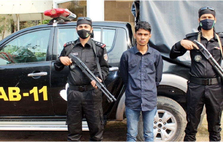 নারায়ণগঞ্জের ফতুল্লায় যৌতুক না পেয়ে চাপাতি দিয়ে স্ত্রীর ডান হাতের কব্জি কেটে বিচ্ছিন্ন করার ঘটনায় মো. রফিক (৩১) নামে এক যুবককে গ্রেফতার করেছে র‌্যাব। আজ র‌্যাব-১১ আরে অধিনায়ক (সিও) লে. কর্নেল তানভীর মাহমুদ পাশা এক প্রেস ব্রিফিংয়ে এ তথ্য জানান। ছবি: জাগো নিউজ