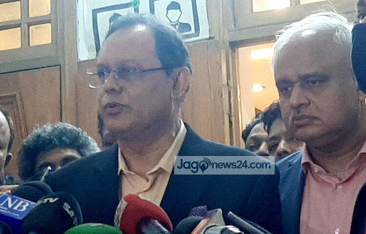 সাংবাদিক নেতা মনজুরুল আহসান বুলবুল বলেছেন, সার্চ কমিটি আমাদের জানিয়েছে, ১০ জনের নাম চূড়ান্ত করার আগে বিএনপিসহ নিবন্ধিত রাজনৈতিক দলগুলো নাম জমা দিলে তা আমলে নেওয়া হবে। আজ বিকেলে সুপ্রিম কোর্টের জাজেস লাউঞ্জে সার্চ কমিটির সঙ্গে বৈঠক শেষে সাংবাদিকদের তিনি এ কথা জানান। ছবি: বিপ্লব দিক্ষিৎ