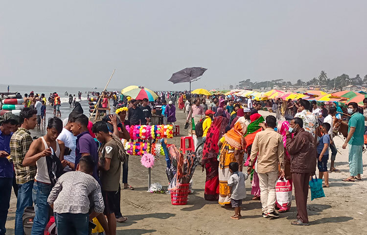 আজ সৈকতের জিরো পয়েন্ট, লেম্বুরবন, ঝাউবন, গঙ্গামতিসহ সব স্থান পর্যটকে মুখর রয়েছে। জানা যায়, করোনা সংক্রমণ বৃদ্ধির কারণে জানুয়ারিতে পর্যটকে ভাটা পড়লেও ফেব্রুয়ারির শুরু থেকেই কুয়াকাটায় পর্যটক বাড়ছে। ছবি: জাগো নিউজ