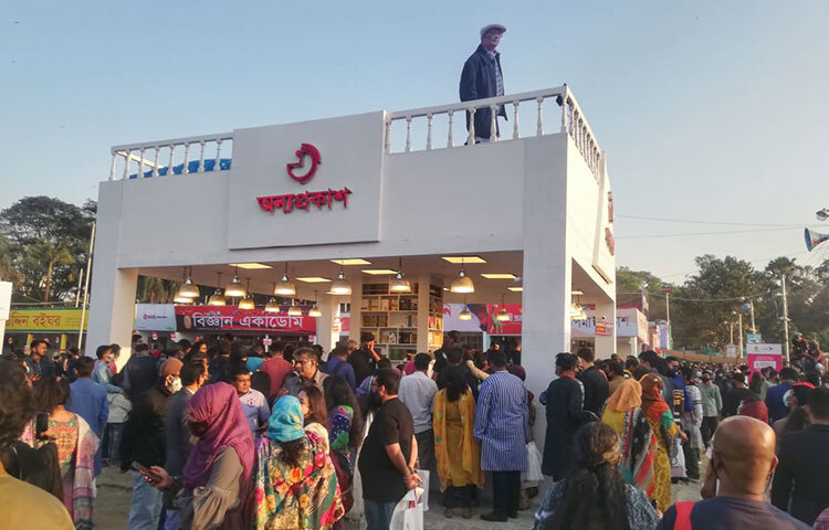 অন্যপ্রকাশের স্টলে পাঠকের উপচেপড়া ভিড়। ছবি: মাহববু আলম