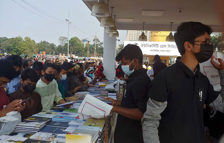 বিক্রয় কর্মীরা জানিয়েছেন সময় বাড়ার সঙ্গে মেলায় পাঠকের উপস্থিতিও বৃদ্ধি পাচ্ছে। ছবি: মাহবুব আলম
