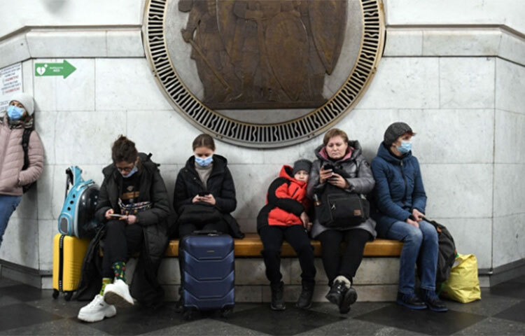 রাশিয়ার আগ্রাসনের ফলে ইউক্রেনের মানুষ এরই মধ্যে রাজধানী কিয়েভ ছাড়তে শুরু করেছে। আতঙ্ক ছড়িয়ে পড়েছে দেশজুড়ে। এতে মানুষের প্রধান আশ্রয়স্থল হয়ে উঠছে কিয়েভের সাবওয়ে স্টেশনগুলো। সিএনএনের এক প্রতিবেদনে এ তথ্য জানানো হয়। ছবি: সংগৃহীত