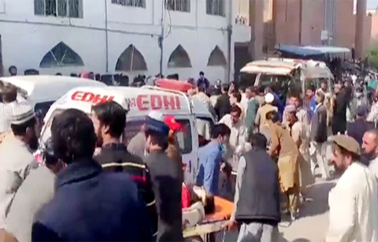 পাকিস্তানের একটি মসজিদের ভেতরে শক্তিশালী বিস্ফোরণে অন্তত ৩০ জন নিহত হয়েছেন। আহত হয়েছেন আরও অর্ধশত মানুষ। আজ পেশোয়ারের কোচা রিসালদারে মর্মান্তিক এ ঘটনা ঘটেছে। ছবি: সংগৃহীত