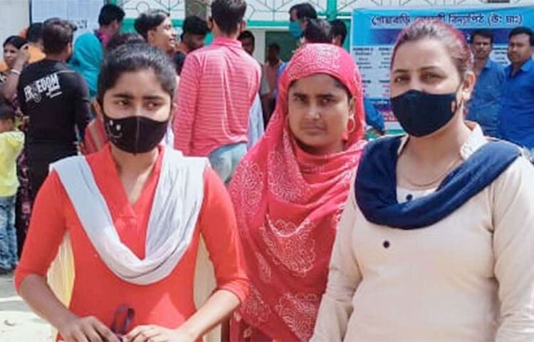 রানিমা খাতুন নামের এক শিক্ষার্থীকে মাধ্যমিক পরীক্ষা দিতে বাধা দেওয়ার অভিযোগ উঠেছে তার শ্বশুর-স্বামীর বিরুদ্ধে। পরে পুলিশের সাহায্যে শ্বশুর বাড়ির বাধা উপেক্ষা করে পরীক্ষার হলে পৌঁছেছে ওই শিক্ষার্থী। আজ পশ্চিমবঙ্গের নদিয়া জেলার তেহট্টের মুরুটিয়া বøকে এ ঘটনা ঘটে। ছবি: সংগৃহীত