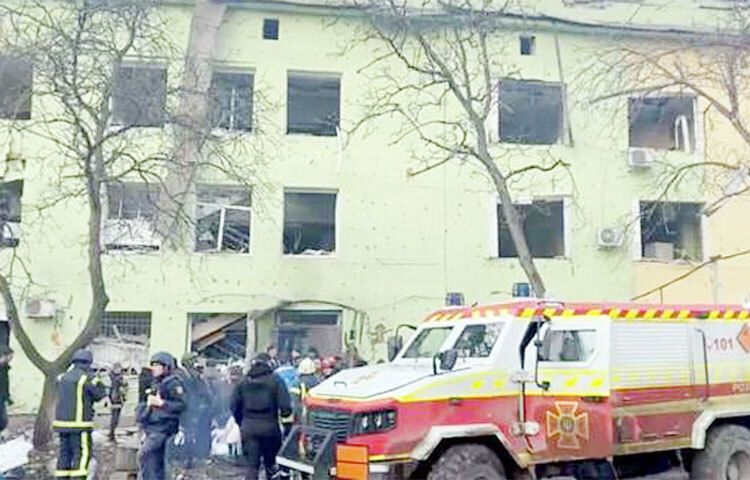 ইউক্রেনের অবরুদ্ধ মারিউপোল শহরের একটি শিশু হাসপাতালে রুশ বাহিনী হামলা চালিয়েছে বলে দাবি করা হয়েছে। ওই হামলায় শিশুসহ তিনজন নিহত হয়েছে। শহরের ডেপুটি মেয়র জানিয়েছেন, বুধবার মাতৃত্বকালীন ও শিশু হাসপাতালে রুশ বাহিনীর বোমা হামলা এক শিশুসহ তিনজন মারা গেছেন। ছবি: সংগৃহীত