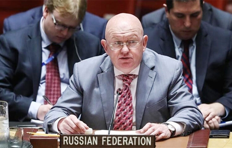 জাতিসংঘে রাশিয়ার রাষ্ট্রদূত দাবি করেছেন যে, ইউক্রেনে জীবাণু অস্ত্রের চিহ্ন সরিয়ে ফেলার তথ্যপ্রমাণ পেয়েছে রুশ বাহিনী। নিরাপত্তা পরিষদের এক বিশেষ বৈঠকে রাশিয়ার দূত ভাসিলি নেবেনজিয়া দাবি করেন, রুশ বাহিনী ইউক্রেনে কমপক্ষে ৩০টি গবেষণাগারের তথ্যপ্রমাণ পেয়েছে যেখানে যুক্তরাষ্ট্রের সঙ্গে সমন্বয় করে অত্যন্ত বিপজ্জনক জীবাণু নিয়ে পরীক্ষা-নিরীক্ষা চলছিল। ছবি: সংগৃহীত