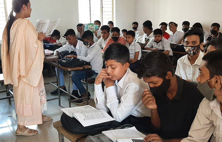 দীর্ঘ দুই বছর পর আজ আবারও আগের রূপে ফিরেছে শিক্ষাঙ্গন। সকাল থেকে শিক্ষার্থীদের উপস্থিতিতে মুখরিত স্কুল-কলেজের ক্যাম্পাস। রাজধানীর একটি স্কুলে আজ সকালে ক্লাস নেয়ার দৃশ্য। ছবি: জাগো নিউজ