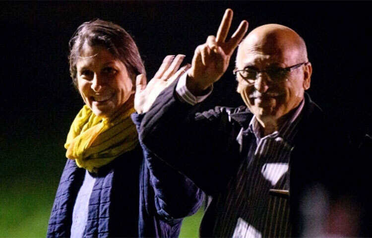 দীর্ঘ কারাবাসের পর অবশেষে মুক্তি পেলেন ইরানি বংশোদ্ভূত দুই ব্রিটিশ নাগরিক। মুক্তির পর নাজানিন জাঘারি এবং আনোশেহ আশোরি যুক্তরাজ্যে পৌঁছেছেন। নাজানিন জাঘারি প্রায় ছয় বছর ধরে ইরানে বন্দিজীবন কাটিয়েছেন। ছবি: সংগৃহীত