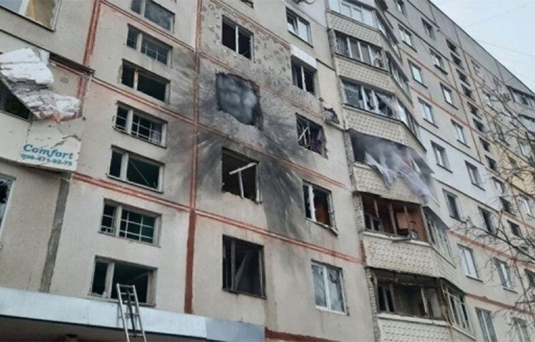 ইউক্রেনের পূর্বাঞ্চলীয় খারকিভ শহরে গোলাবর্ষণে কমপক্ষে পাঁচজন নিহত হয়েছে। পুলিশ জানিয়েছে, একটি বাণিজ্যিক এলাকার কাছে একটি বহুতল ভবন হামলার শিকার হয়েছে। ছবি: সংগৃহীত