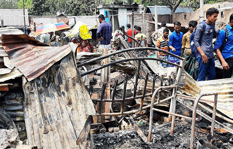 রোববার রাতে রাজধানী কল্যাণপুরের বেলতলা এলাকার ৯ নম্বর বস্তির আগুনে প্রায় ৩০০ ঘর পুড়ে গেছে। আগুনে পুড়ে সব হারিয়ে নিঃস্ব হয়ে গেছেন সহস্রাধিক মানুষ। ছবি: বিপ্লব দিক্ষিৎ