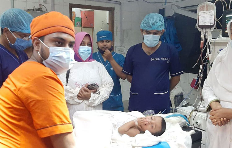 জোড়া লাগা শিশু লাবিবা ও লামিসা এখন আলাদাভাবে হাঁটবে। নিজের কাজ করতে পারবে নিজেরাই। আজ মঙ্গলবার খেতে দেওয়া হয়। এর আগে সোমবার (২১ মার্চ) সকাল ৮টা ৫০ মিনিট থেকে অস্ত্রোপচার শুরু হয়। শেষ হয় রাত সাড়ে ৮টার দিকে। প্রায় ৩৮ জন চিকিৎসক অস্ত্রোপচার কার্যক্রমে অংশ নেন। ছবি: জাগো নিউজ