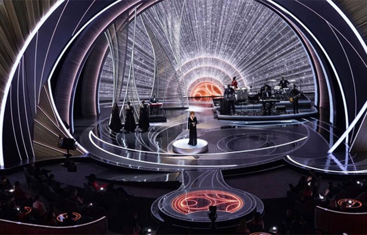 যুক্তরাষ্ট্রের লস অ্যাঞ্জেলসের ডলবি থিয়েটারে অনুষ্ঠিত অ্যাকাডেমি অ্যাওয়ার্ডস বা অস্কারের ৯৪তম আসরে ইউক্রেনের জন্য ৩০ সেকেন্ড নীরবতা পালন করা হয়েছে। বাংলাদেশ সময় আজ সকাল ৬টায় শুরু হওয়া এ অনুষ্ঠানে উপস্থিত সবাই ইউক্রেনের প্রতি একাত্মতা প্রকাশ করেন। মার্কিন সংবাদ সংস্থা এপি এ তথ্য জানিয়েছে। ছবি: সংগৃহীত