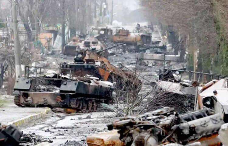 ইউক্রেনের রাজধানী কিয়েভের পশ্চিমাঞ্চলের একটি গ্রামে হাত বাঁধা পাঁচ বেসামরিক নাগরিকের মরদেহ উদ্ধার করেছে দেশটির নিরাপত্তা বাহিনী। এর মধ্যে স্থানীয় মটিজিন গ্রামের মেয়র, তার স্বামী ও ছেলের মরদেহও রয়েছে। ছবি: সংগৃহীত