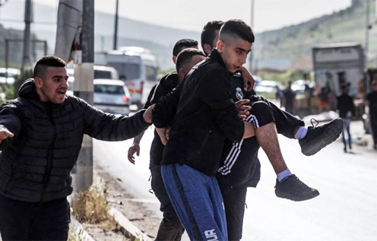 আবারও এক ফিলিস্তিনি নাগরিক ইসরায়েলি বাহিনীর গুলিতে নিহত হয়েছে। পশ্চিম তীরের জেনিন জেলায় নতুন করে অভিযান চালাচ্ছে ইসরায়েল। সম্প্রতি তেল আবিবে হামলার ঘটনায় সন্দেহভাজন দুই হামলাকারীকে খুঁজে বের করতে ওই অভিযান শুরু হয়। ছবি: সংগৃহীত