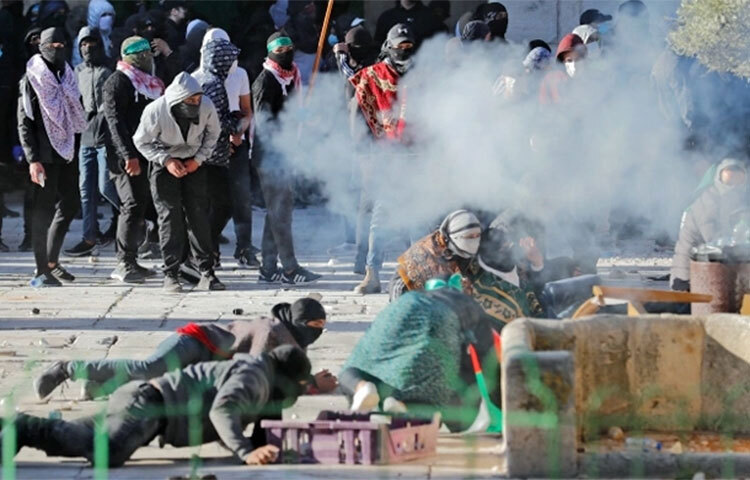 দখলকৃত পূর্ব জেরুজালেমের আল-আকসা মসজিদে অভিযান চালিয়েছে ইসরায়েলি বাহিনী। এঘটনায় ৬৭ জন আহত হয়েছে বলে জানিয়েছে চিকিৎসা সংশ্লিষ্টরা। জানা গেছে, আজ যখন ফিলিস্তিনিরা সকালের প্রার্থনার জন্য মসজিদটিতে জড়ো হচ্ছিল তখন এ অভিযান চালানো হয়। ছবি: সংগৃহীত