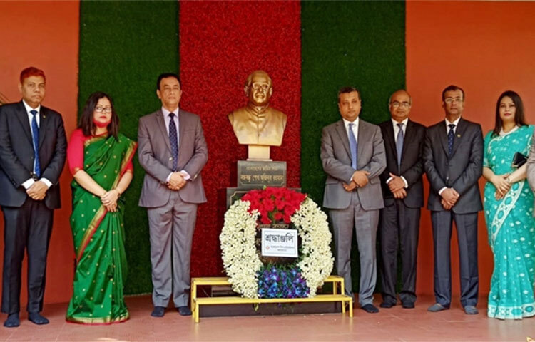 কলকাতার বাংলাদেশ হাইকমিশনে মুজিবনগর দিবস পালন করা হয়েছে। এ উপলক্ষে একটি অনুষ্ঠানের আয়োজন করা হয়। এতে সভাপতিত্ব করেন বাংলাদেশ উপহাইকমিশনার আন্দালিব ইলিয়াস। ছবি: জ্যোতির্ময় দত্ত