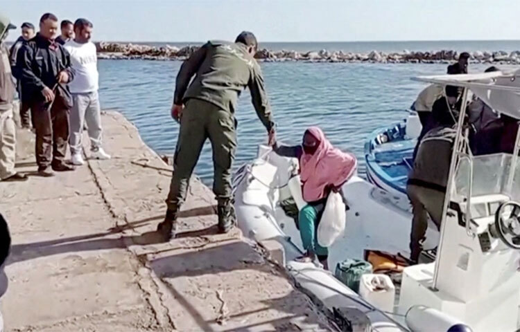তিউনিসিয়া উপকূলে অভিবাসীদের বহনকারী চারটি নৌকা ডুবে গেছে। এতে ১২ জনের প্রাণহানির খবর পাওয়া গেছে। নিখোঁজ রয়েছেন ১০ জন। নৌকাগুলোতে আফ্রিকার ১২০ জন অভিবাসনপ্রত্যাশী ছিল। তারা ভূমধ্যসাগর পাড়ি দিয়ে ইউরোপের দেশ ইতালি যাওয়ার চেষ্টা করে। ছবি: সংগৃহীত