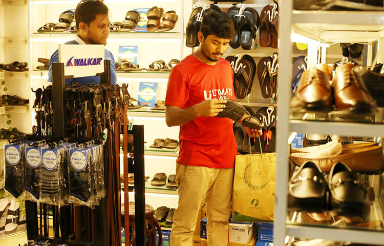 প্রাণ-আরএফএল গ্রুপের ফুটওয়্যার ব্র্যান্ড ওয়াকার। সারাদেশে ৮৫টি ব্র্যান্ডশপের মাধ্যমে সাশ্রয়ী দামে জুতা পৌঁছে দিচ্ছে ক্রেতাদের দোরগোড়ায়। প্রতি ঈদে নতুন সব জুতার মডেল নিয়ে হাজির হয় ওয়াকার। এবারের ঈদেও ওয়াকারের শোরুমে রয়েছে চোখ ধাঁধানো সব জুতা। ছবি: জাগো নিউজ