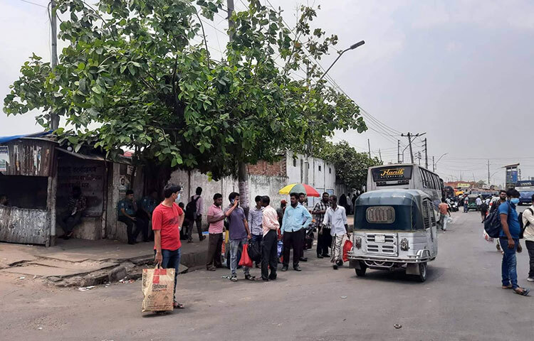 অফিস ছুটির পরে ঈদ করতে বাড়ি যাওয়ার জন্য রাজধানীর বিভিন্ন সড়কে ঘরমুখো মানুষকে গাড়ির জন্য অপেক্ষা করতে দেখা যায়। ছবি: মাহবুব আলম