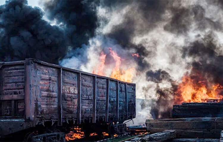 ইউক্রেনে পশ্চিমা অস্ত্রের প্রবেশ ঠেকাতে একাধিক রেলস্টেশনসহ অন্যান্য সরবরাহ লাইনে ক্ষেপণাস্ত্র হামলা চালিয়েছে রাশিয়া। পশ্চিমা দেশগুলো ‘অস্ত্র দিয়ে ইউক্রেন ভর্তি’ করছে বলেও অভিযোগ করেছে তারা। ছবি: সংগৃহীত