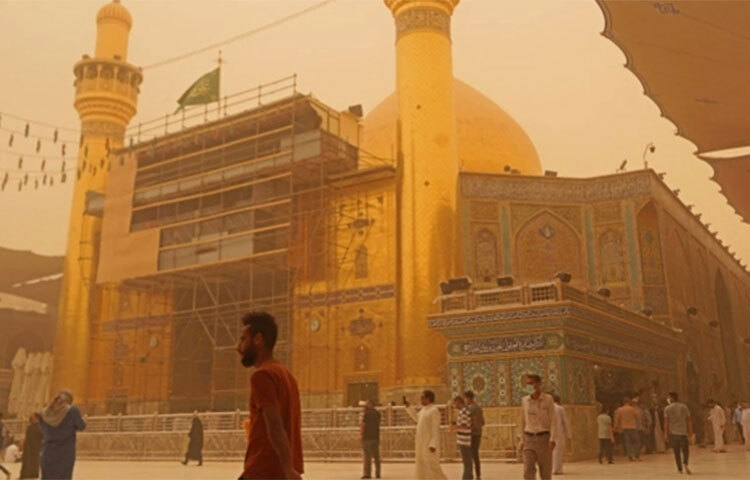 আবারও ভয়াবহ ধূলিঝড়ের কবলে পড়েছে ইরাক। রাজধানী বাগদাদসহ দেশটির বিস্তীর্ণ অঞ্চল কমলা ধুলার চাদরে ছেয়ে গিয়েছিল। এদিন ধূলিঝড়ের কবলে পড়ে ইরাকে একজন নিহত এবং কমপক্ষে পাঁচ হাজার মানুষ হাসপাতালে ভর্তি হয়েছেন। ছবি: সংগৃহীত