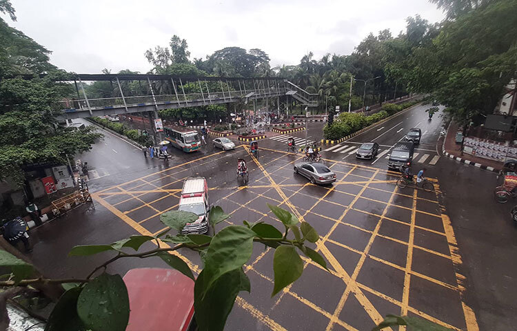 ঘূর্ণিঝড় ‘অশনি’র প্রভাবে দেশের অন্যান্য স্থানের ন্যায় রাজধানীতেও সকাল থেকে থেমে থেমে বৃষ্টি হচ্ছে। ছবি: বিপ্লব দিক্ষিৎ