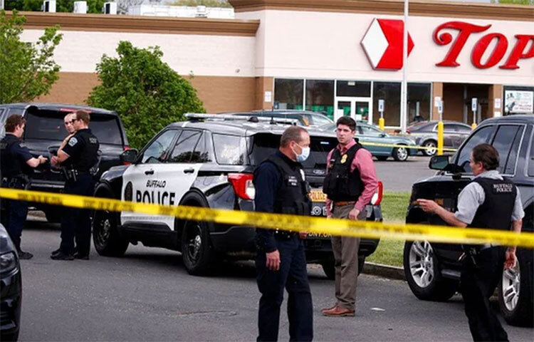 যুক্তরাষ্ট্রের নিউইয়র্ক অঙ্গরাজ্যের বাফেলো শহরের একটি সুপারমার্কেটে বন্দুকধারীর গুলিতে ১০ জন নিহত হয়েছেন বলে জানা গেছে। সন্দেহভাজন ওই বন্দুকধারীকে আটক করেছে পুলিশ। ছবি: সংগৃহীত