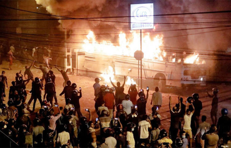 শ্রীলঙ্কায় সম্প্রতি সহিংস ঘটনার জেরে সন্দেহভাজন হিসেবে চারশ’র মতো মানুষকে আটক করা হয়েছে। দেশটির পুলিশ জানিয়েছে, রোববার (১৫ মে) আরও ১৫৯ জনকে আটক করা হয়। গ্যালা ফেইস গ্রিন ও কোল্লুপিতিয়াসহ দেশের বিভিন্ন স্থানে সহিংস ঘটনার জেরে এখন পর্যন্ত ৩৯৮ জনকে আটক করা হলো। ছবি: সংগৃহীত