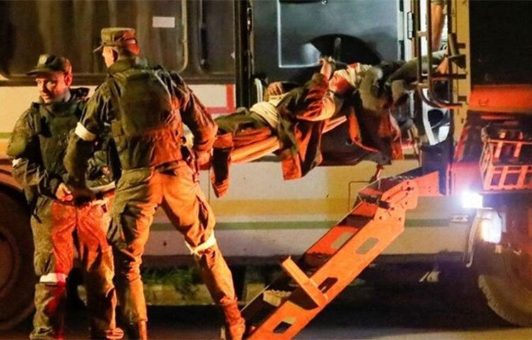 দুই মাসের বেশি সময় ধরে মারিউপোলের একটি ইস্পাত কারখানায় অবরুদ্ধ দুই শতাধিক সেনাকে উদ্ধার করেছে ইউক্রেন কর্তৃপক্ষ। উদ্ধার হওয়া সেনাদের মধ্যে ৫৩ জনের অবস্থা গুরুতর। ছবি: সংগৃহীত