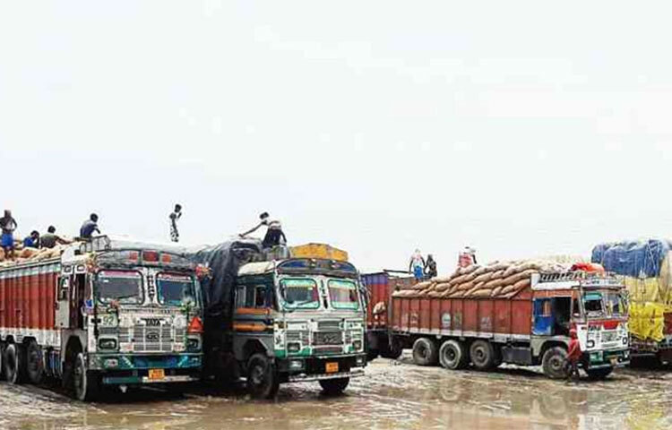 নিষেধাজ্ঞা নেই, কাগজপত্রও সব ঠিক- তবু গম নিয়ে বাংলাদেশে প্রবেশ করতে পারছে না শত শত ভারতীয় ট্রাক। পশ্চিমবঙ্গের বিভিন্ন স্থলবন্দরে প্রায় তিন সপ্তাহ ধরে আনুমানিক চার লাখ টন গম নিয়ে দাঁড়িয়ে রয়েছে সেগুলো। ভারতের কাস্টম কর্তৃপক্ষ গমবোঝাই ট্রাকগুলোকে বাংলাদেশে আসতে বাধা দিচ্ছে বলে অভিযোগ উঠেছে। ছবি: সংগৃহীত