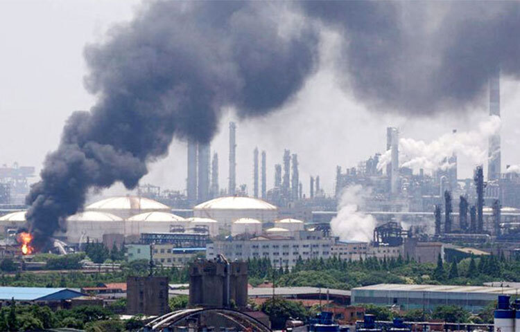 চীনের একটি পেট্রকেমিক্যাল কারখানায় ভয়াবহ আগুন লেগেছে। আজ দেশটির সিনোপেক সাংহাই পেট্রকেমিক্যাল কোম্পানি লিমিটেডের কারখানায় এ দুর্ঘটনা ঘটে। রয়টার্সের এক প্রতিবেদনে এ তথ্য জানানো হয়। ছবি: সংগৃহীত