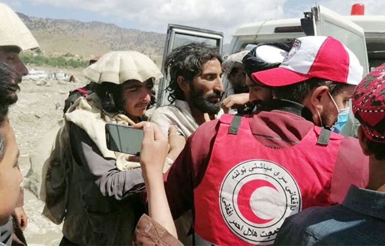 ভূমিকম্প বিধ্বস্ত আফগানিস্তানের প্রত্যন্ত এলাকাগুলোতে আজ থেকে ত্রাণ পৌঁছানো শুরু হয়েছে। তবে দুর্বল যোগাযোগ ব্যবস্থা এবং পর্যাপ্ত সড়কের অভাবে দুর্যোগকবলিতদের সহযোগিতা করতে গিয়ে চ্যালেঞ্জের মুখে পড়তে হচ্ছে ত্রাণকর্মীদের। ছবি: সংগৃহীত