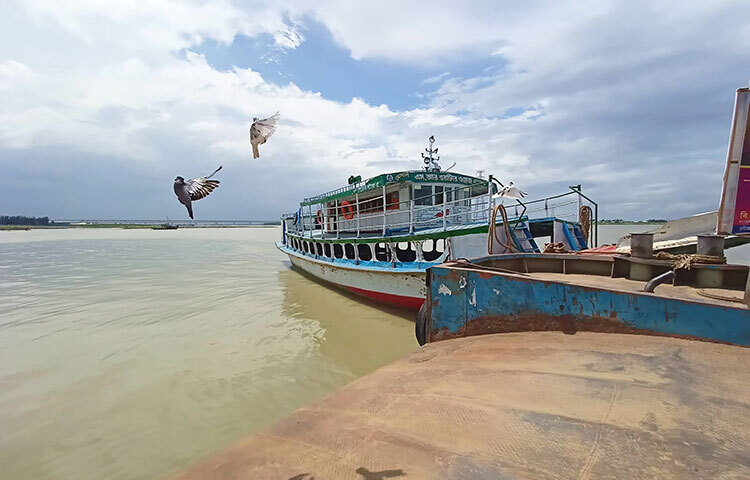 পদ্মা সেতু উদ্বোধনের আগে শরীয়তপুরে জাজিরার মাঝিরঘাটে দিনে সাত থেকে আটটি ফেরি হাজারো যানবাহন এবং যাত্রী পারাপার করতো। সেই ঘাট আজ যাত্রীশূন্য। ছবি: মুসা আহমেদ
