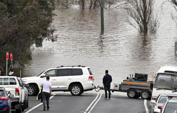 অস্ট্রেলিয়ার সিডনিতে ভয়াবহ বন্যা-ভূমিধস দেখা দিয়েছে। এরই মধ্যে সিডনির দক্ষিণ-পশ্চিমাঞ্চল থেকে হাজার হাজার বাসিন্দাকে সরিয়ে নেওয়ার আদেশ দেওয়া হয়েছে। আজ মুষলধারে বৃষ্টি ও ঝোড়ো হওয়ার কারণে পরিস্থিতি আরও খারাপ হয়েছে। মার্চেও অঞ্চলটি বন্যায় ক্ষতিগ্রস্ত হয়। সিএনএনের এক প্রতিবেদনে এ তথ্য জানানো হয়। ছবি: সংগৃহীত