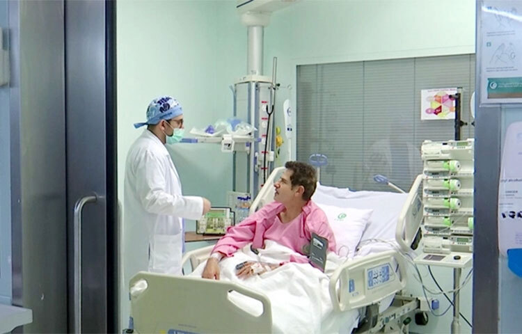 হজে গিয়ে সৌদি আরবে অনেকেই অসুস্থ হয়ে পড়েন। চলতি বছরও অনেকেই অসুস্থ হয়েছেন। তবে এসব রোগীদের জন্য রয়েছে যথাযথ চিকিৎসার ব্যবস্থা। রোববার (১০ জুলাই) ইরানের একজনের হঠাৎ হার্ট অ্যাটাক হয়। এরপর মক্কার কিং আব্দুল্লাহ মেডিকেল সিটিতে চিকিৎসা দিয়ে তাকে সুস্থ করা হয়। আজ সৌদির স্বাস্থ্য মন্ত্রণালয় এ তথ্য নিশ্চিত করে। ছবি: সংগৃহীত