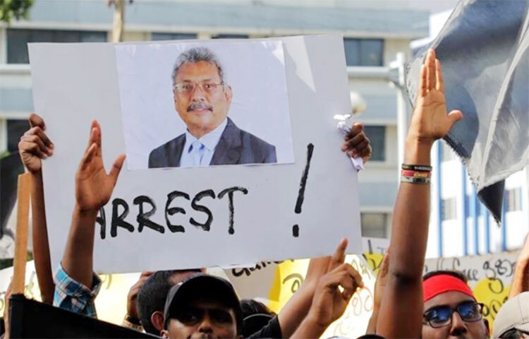 বিক্ষোভের মুখে প্রথমে প্রেসিডেন্ট প্যালেস থেকে অন্যত্র এরপর দেশ থেকে পলায়ন। শ্রীলঙ্কার প্রেসিডেন্টের এ হেন অবস্থা চলছে কয়েকদিন ধরে। এবার তিনি দেশ ছেড়ে সস্ত্রীক মালদ্বীপে পালিয়েছেন। জানা গেছে, বুধবার (১৩ জুলাই) সকালে মালদ্বীপে পৌঁছান শ্রীলঙ্কার প্রেসিডেন্ট গোতাবায়া রাজাপাকসে। ভেলানা বিমানবন্দরে মালদ্বীপের সরকারি কর্মকর্তারা তাকে স্বাগত জানান। ছবি: সংগৃহীত