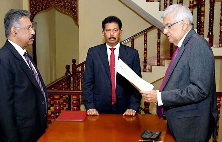 শ্রীলঙ্কার ভারপ্রাপ্ত প্রেসিডেন্ট হিসেবে শপথ নিয়েছেন প্রধানমন্ত্রী রনিল বিক্রমাসিংহে। আজ লঙ্কান প্রধান বিচারপতি জয়ন্তা জয়সুরিয়ার কাছে শপথবাক্য পাঠ করেন তিনি। লঙ্কান সংবাদমাধ্যম ডেইলি মিরর এ তথ্য নিশ্চিত করেছে।