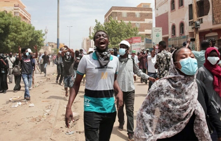 সুদানের দক্ষিণ-পূর্ব ব্লু নাইল রাজ্যে ক্ষুদ্র নৃ-গোষ্ঠীর দুটি গ্রুপের সংঘর্ষে নিহতের সংখ্যা বেড়ে দাঁড়িয়েছে ৬৫ জনে। আজ সহিংসতার জেরে ওই এলাকা ছেড়ে পালিয়েছেন কয়েক ডজন পরিবার। রাজ্যের স্বাস্থ্যমন্ত্রী বিষয়টি নিশ্চিত করেছেন। ছবি: সংগৃহীত