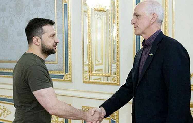 যুক্তরাষ্ট্রের কংগ্রেসের একটি প্রতিনিধিদল ইউক্রেনে পৌঁছেছে শনিবার।  দেশটির প্রেসিডেন্ট ভ্লাদিমির জেলেনস্কির সঙ্গে বৈঠকও করেছেন তারা। এসময় ইউক্রেনের প্রেসিডেন্টকে রাশিয়ার বিরুদ্ধে যুদ্ধ চালিয়ে যেতে সবধরনের সহযোগিতা অব্যাহত রাখার প্রতিশ্রæতিও দেন মার্কিন প্রতিনিধিদলের সদস্যরা। ছবি: সংগৃহীত