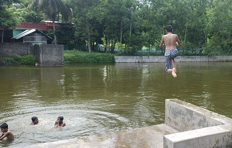 শৈশবের দুরন্তপনায় মেতেছে শিশুরা। চট্টগ্রামের মিরসরাই উপজেলার ইছামতি গ্রাম থেকে তোলা এ ছবি তোলা হয়েছে। ছবি: জাগো নিউজ