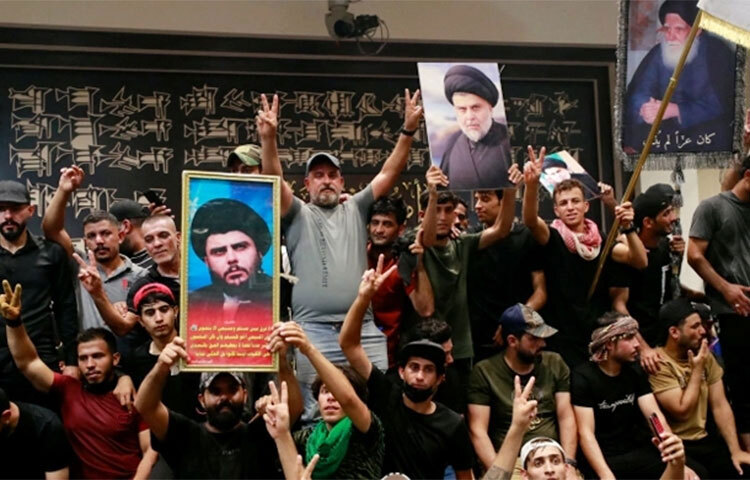 কয়েকদিনের ব্যবধানে আবারও নিরাপত্তা বলয় ভেঙে ইরাকের পার্লামেন্টে ঢুকে পড়লো শিয়া নেতা মুক্তাদা আল-সদরের সমর্থক বিক্ষোভকারীরা। শনিবারের (৩০ জুলাই) এ ঘটনায় আহত হয়েছেন অন্তত ১২৫ জন। এতে আরও উত্তপ্ত হয় উঠেছে দেশটির রাজনৈতিক পরিস্থিতি। ছবি: সংগৃহীত