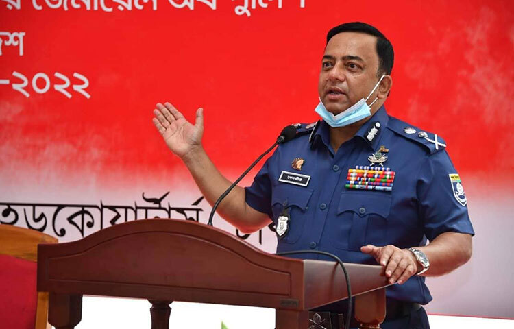 জাতীয় শোক দিবসে সারাদেশে আয়োজিত সব অনুষ্ঠানে নিশ্ছিদ্র নিরাপত্তা নিশ্চিত করতে সব ইউনিটের প্রধানদের নির্দেশ দিয়েছেন পুলিশ মহাপরিদর্শক (আইজিপি) ড. বেনজীর আহমেদ। আজ বিকেলে পুলিশ হেডকোয়ার্টার্সে অনুষ্ঠিত ভার্চুয়াল সভায় সভাপতিত্ব করেন আইজিপি। এসময় তিনি ইউনিটপ্রধানদের এ নির্দেশনা দেন। সভায় সব মেট্রোপলিটন, রেঞ্জ ও জেলার পুলিশ সুপাররা যুক্ত ছিলেন। ছবি: জাগো নিউজ