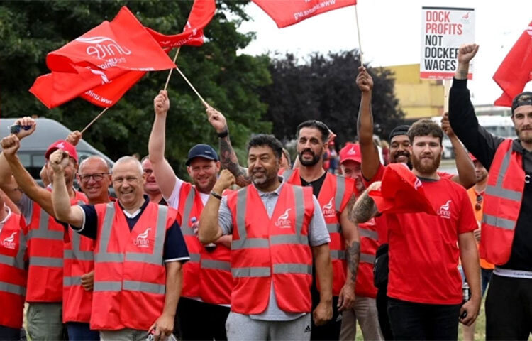 যুক্তরাজ্যের সবচেয়ে বড় কনটেইনার বন্দরে কর্মীরা ধর্মঘট শুরু করেছে। বেতন বাড়ানোর দাবিতে শুরু হওয়া ধর্মঘটটি চলবে আট দিন। কারণ মূল্যস্ফীতিসহ বিভিন্ন কারণে কর্মীদের জীবনযাত্রার ব্যয় বেড়ে গেছে। আজ কাতারভিত্তিক সংবাদমাধ্যম আল-জাজিরার এক প্রতিবেদনে এ তথ্য জানানো হয়। ছবি: সংগৃহীত
