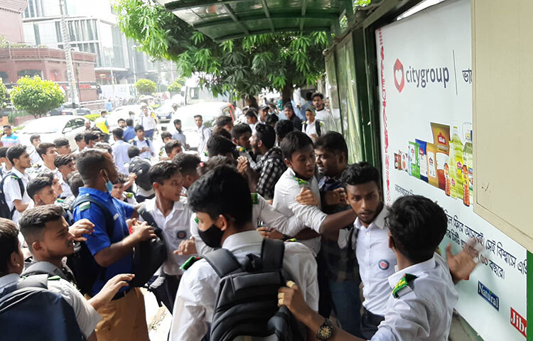 চক্রাকার বাসে হাফ ভাড়া কার্যকরের দাবিতে বনানী-গুলশান-২ সড়কে অবস্থান নেয় বনানী বিদ্যানিকেতন স্কুল অ্যান্ড কলেজের শিক্ষার্থীরা। আজ দুপুর ১২টায় শতাধিক শিক্ষার্থী সেখানে অবস্থান নেন। এ সময় বনানী থেকে গুলশান-২ সড়কে যানচলাচল বন্ধ হয়ে যায়। ছবি: মাহবুব আলম