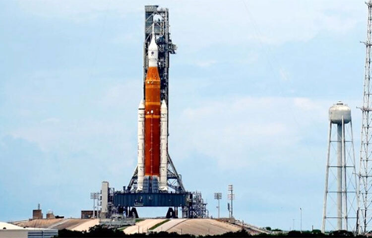 প্রথমবার ব্যর্থতার পর ফের আর্টেমিস-১ উৎক্ষেপণ করতে যাচ্ছে মার্কিন মহাকাশ সংস্থা নাসা। সবকিছু ঠিক থাকলে চাঁদের উদ্দেশ্য আজ সন্ধ্যার দিকে ফ্লোরিডার কেনেডি স্পেস সেন্টার থেকে এটি উৎক্ষেপণ করা হবে। এরই মধ্যে কার্যক্রম শুরু করে দিয়েছে সংস্থাটি। ছবি:সংগৃহীত