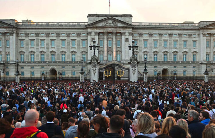 ব্রিটেনের রানি দ্বিতীয় এলিজাবেথের মৃত্যুর সঙ্গে সঙ্গে বাকিংহাম প্যালেসের পতাকা অর্ধনমিত করা হয়। এরপর প্যালেসের বাইরে থাকা সবাই শোকে স্তব্ধ হয়ে পড়েন। ক্রমেই বাড়তে থাকে ভিড়। কারণ মৃত্যুর খবরটি বিভিন্ন মাধ্যমে মুহূর্তেই ছড়িয়ে পড়ে। ছবি: সংগৃহীত