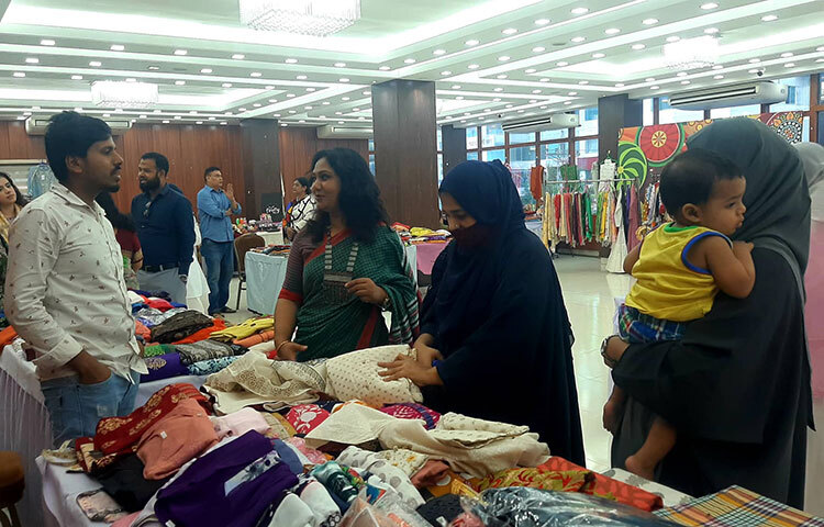 ছোট উদ্যোক্তাদের পণ্যের বিক্রি, ভোক্তাদের কাছে পরিচিত ও প্রচার-প্রসারে রাজধানীতে ‘ধামাকা ডিসকাউন্ট শপিং ফেস্টিভ্যাল ২০২২’ নামে দেশীয় পণ্যের মেলার আয়োজন করা হয়েছে। এতে অংশ নিয়েছে ৪২টি প্রতিষ্ঠান। আজ দুপুরে রাজধানীর ধানমন্ডির কনভেনশন হলে এ মেলার আয়োজন করা হয়। স্যামস ইভেন্ট আয়োজিত এ মেলা চলবে ১৮ সেপ্টেম্বর পর্যন্ত। ছবি: বিপ্লব দিক্ষিৎ