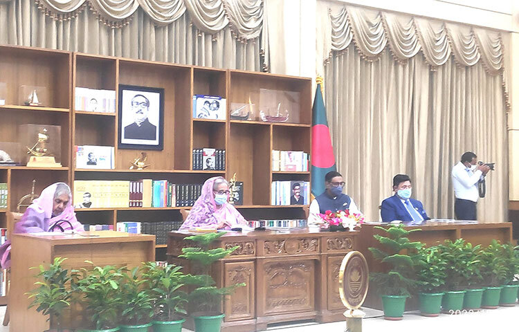 ‘জাতিসংঘ সাধারণ পরিষদের অধিবেশনে গুরুত্বপূর্ণ সব সভায় অংশ নিয়েছে বাংলাদেশ। এসব সভায় ওঠে আসে নারীর ক্ষমতায়ন ও রোহিঙ্গা সংকটের বিষয়গুলো। আজ বিকেলে গণভবনে যুক্তরাজ্য ও যুক্তরাষ্ট্র সফর পরবর্তী সংবাদ সম্মেলনে এ কথা বলেন প্রধানমন্ত্রী শেখ হাসিনা।’ ছবি: সংগৃহীত